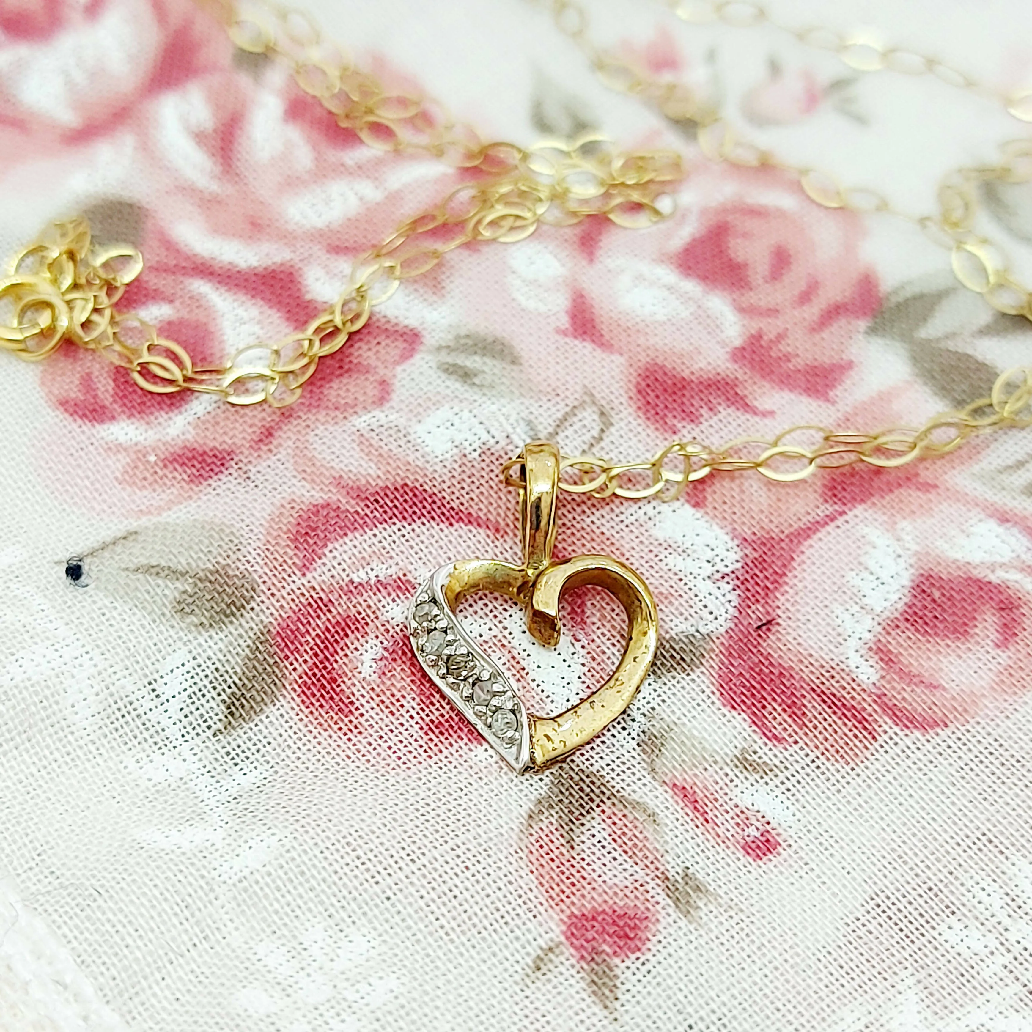 9ct Gold & Diamond Heart Pendant & Chain