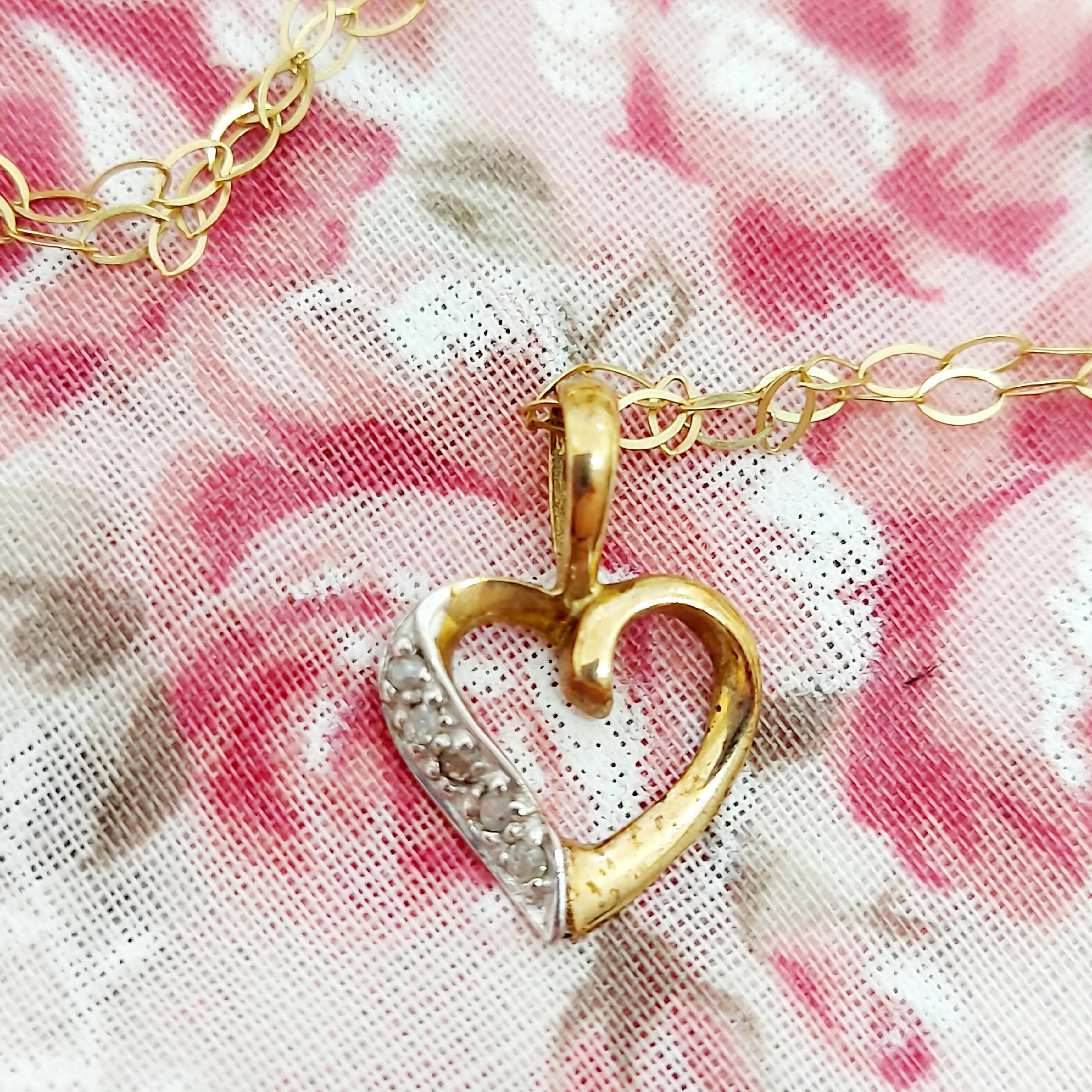 9ct Gold & Diamond Heart Pendant & Chain