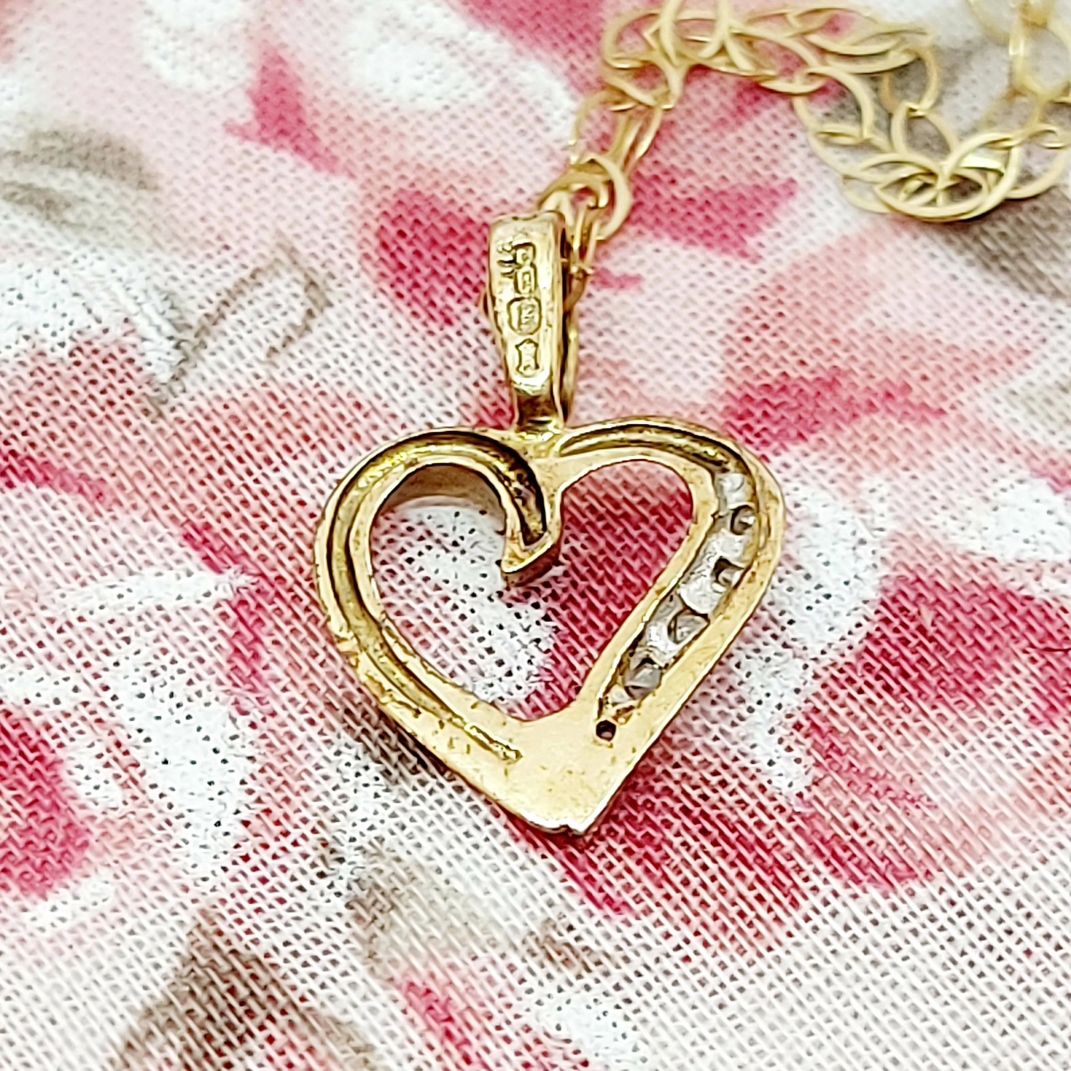 9ct Gold & Diamond Heart Pendant & Chain