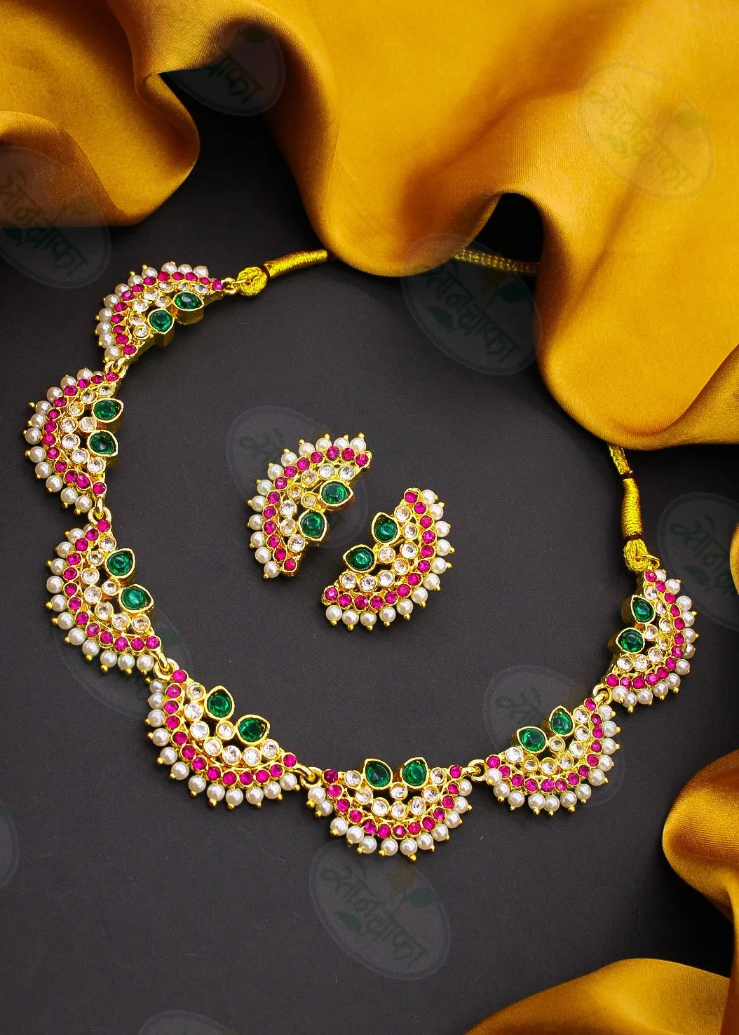 GRACEFUL MOTI NECKLACE