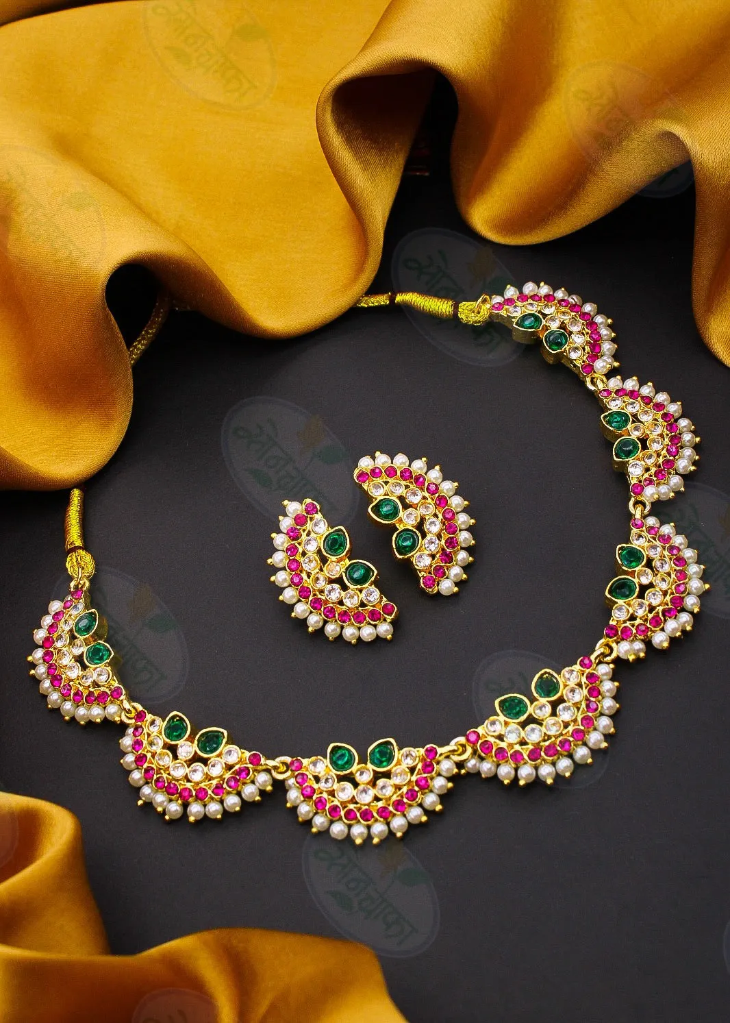 GRACEFUL MOTI NECKLACE