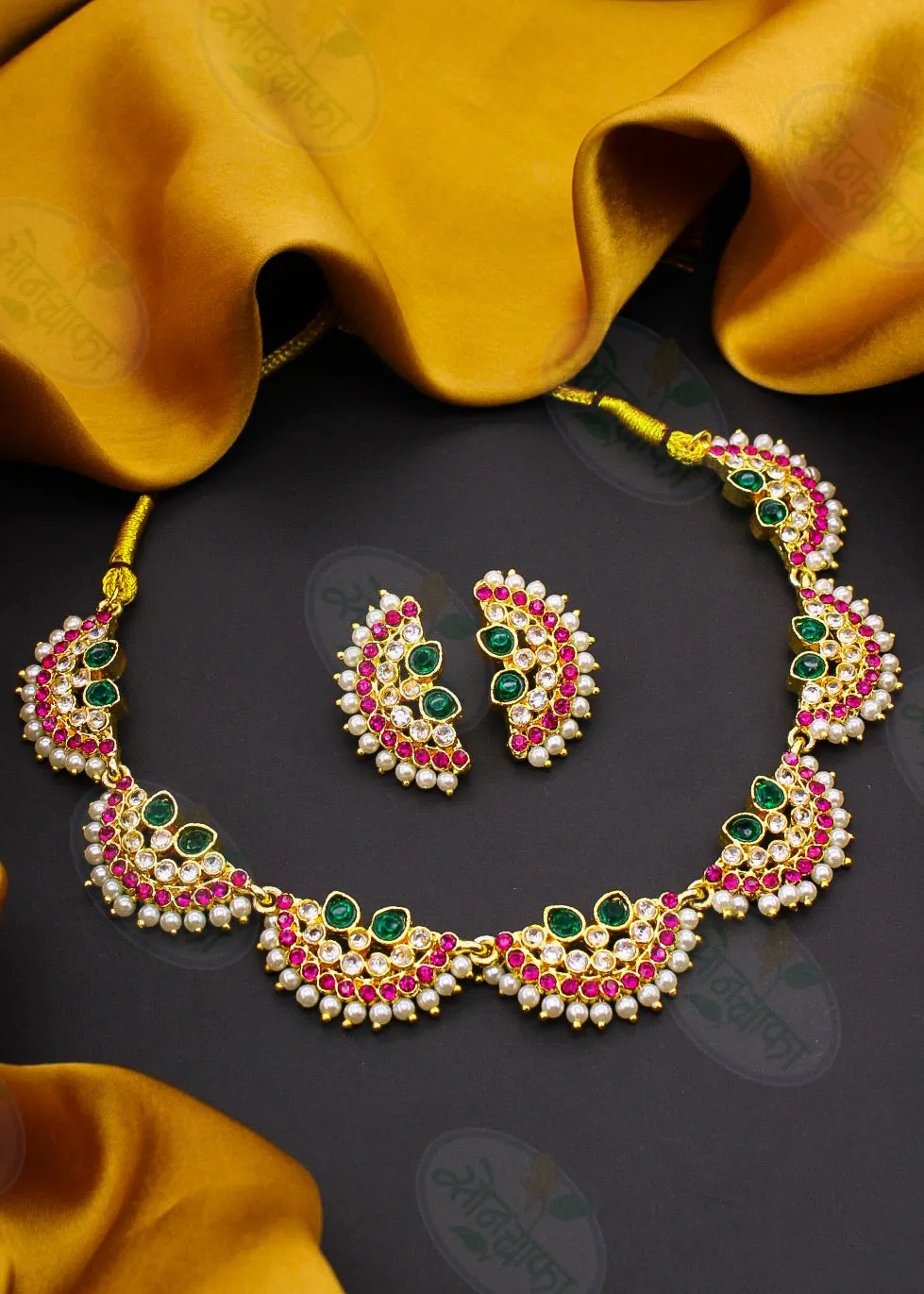 GRACEFUL MOTI NECKLACE