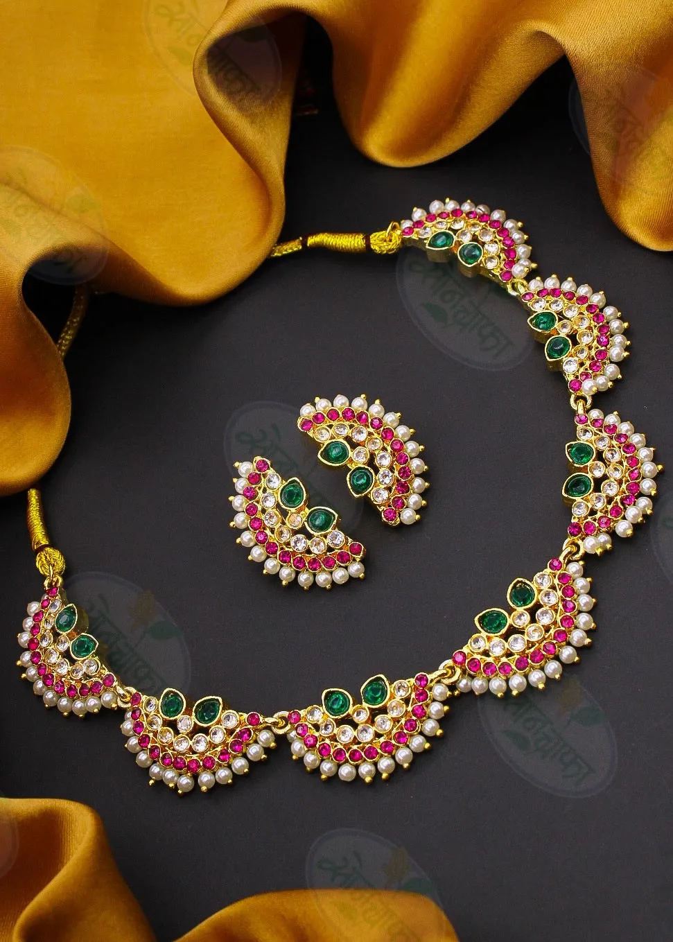 GRACEFUL MOTI NECKLACE