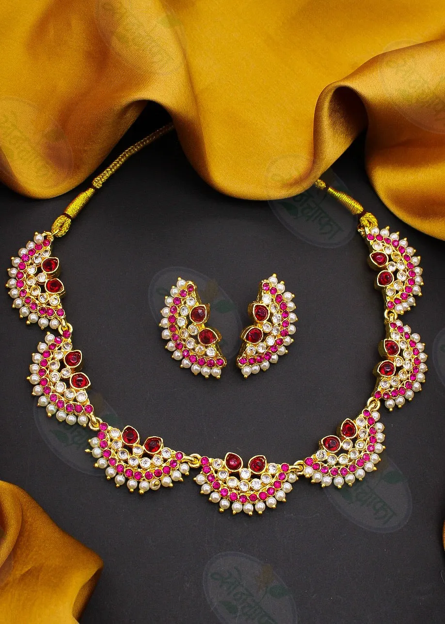 GRACEFUL MOTI NECKLACE